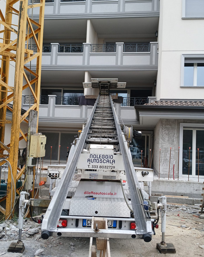Autoscala Dileffe con braccio telescopico per traslochi in sicurezza a Milano