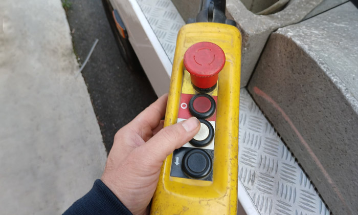 Operatore specializzato Dileffe durante il posizionamento dell'autoscala per traslochi